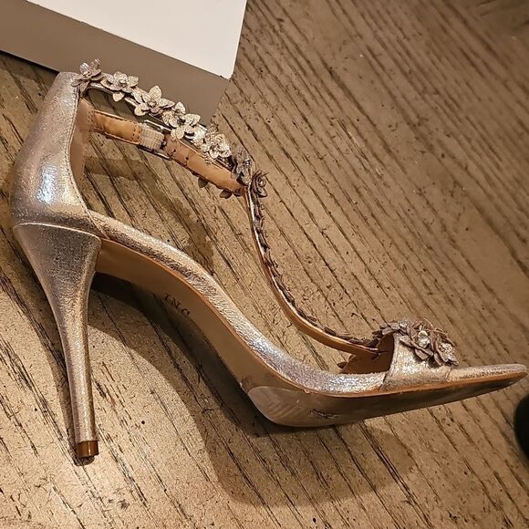 Elegant Gold T Strap Floral Heels Size 7 INC - Picture 9 of 16